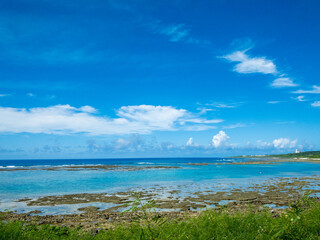 晴れた干潮時の沖縄県糸満市の大度海岸