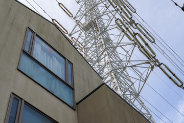 高圧送電線の直下にある家