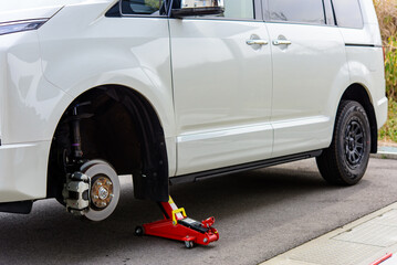 ジャッキアップされた車のブレーキローター