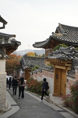Naklejka premium 관광도시 한옥마을과 삼청동 문화거리 가을 풍경