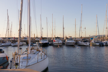 Fototapeta na wymiar veleros estacionados en el puerto al atardecer