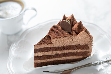 ケーキ　チョコレートケーキ　スイーツ　ティータイム　白背景