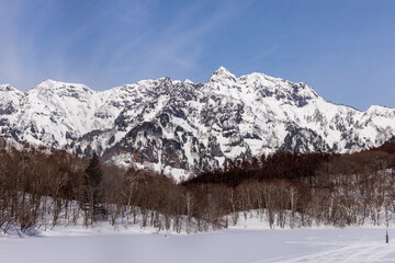 Fototapeta premium 鏡池の氷上から戸隠山と戸隠西岳