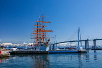 海王丸と新湊大橋