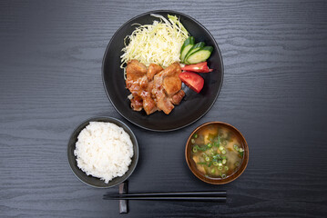 黒背景で撮影した手作りの豚肉しょうが焼き定食