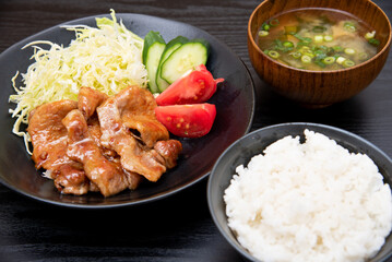 黒背景で撮影した手作りの豚肉しょうが焼き定食