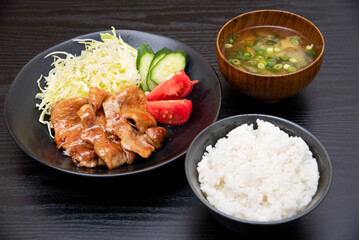 黒背景で撮影した手作りの豚肉生姜焼き定食
