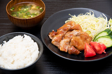 黒背景で撮影した手作りの豚肉しょうが焼き定食
