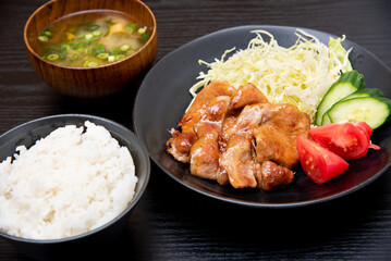 黒背景で撮影した手作りの豚肉しょうが焼き定食