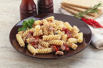 Pasta with tuna and tomato