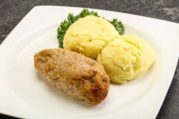Crispy chicken cutlet with mashed potato