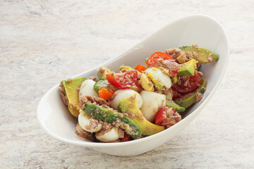 Salad with tuna and avocado