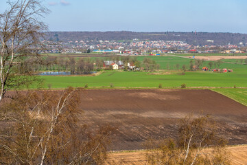 Obraz premium Landscape view of the fields towards a city
