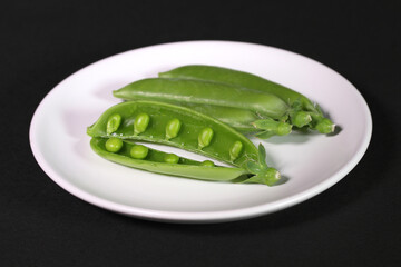 皿の上のスナップえんどう
