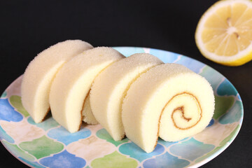 皿の上のレモンロールケーキ
