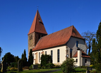 Fototapeta na wymiar Historische Kirche im Winter im Dorf Eystrup, Niedersachsen
