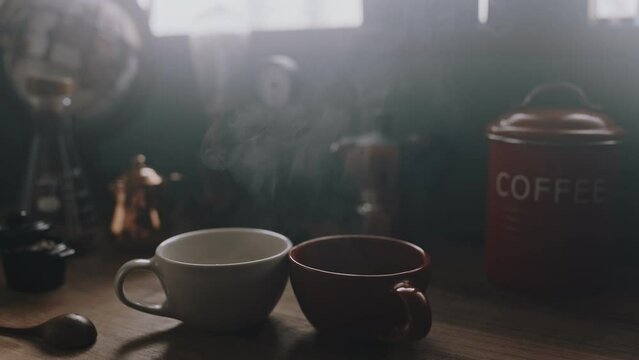 朝日に照らされる2つのコーヒーカップと湯気（プレイリストなど音楽配信用途に）