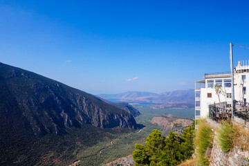 Fototapeta na wymiar Valley trail from Delphi to Kirra