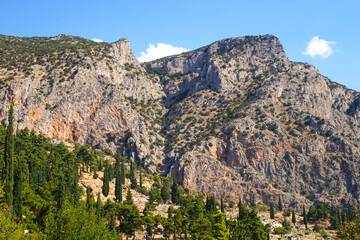 Fototapeta na wymiar Mountain over the ancient ruins of Delphi