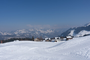 Welcome to high alpine snow capital, Winter in the Saas Valley,
Activities for young and old, snow sports enthusiasts, adventurers, pleasure-seekers and all those who appreciate and love nature.