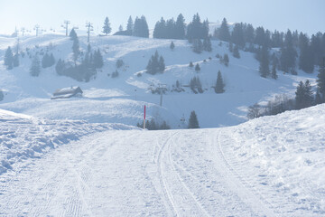 Welcome to high alpine snow capital, Winter in the Saas Valley,
Activities for young and old, snow sports enthusiasts, adventurers, pleasure-seekers and all those who appreciate and love nature.