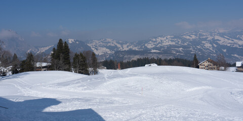 Welcome to high alpine snow capital, Winter in the Saas Valley,
Activities for young and old, snow sports enthusiasts, adventurers, pleasure-seekers and all those who appreciate and love nature.