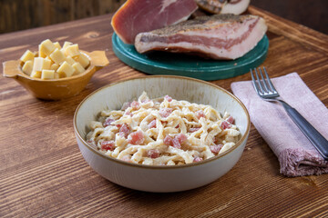 pasta fatta in casa con bacon e formaggio