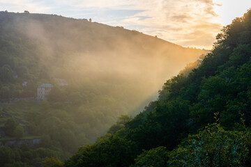 Lumière du petit matin arrivant du valon de l'Ouche, 12320 Conques-en-Rouergue, Aveyron,...