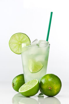 Composi&ccedil;&atilde;o de limonada com lim&atilde;o isolada em fundo branco