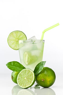 Composi&ccedil;&atilde;o de limonada com lim&atilde;o isolada em fundo branco