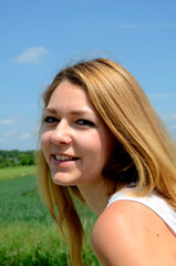 Fototapeta premium junge hübsche Frau in Hotpants m Sommer