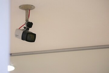 天井に設置された防犯カメラ