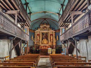 Interior e altar da Igreja de São João Batista em Mouguerre no País Basco, França