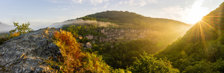 Lumière matinale sur le village de Conques, chemin de Saint-Jacques-de-Compostelle, Aveyron,...