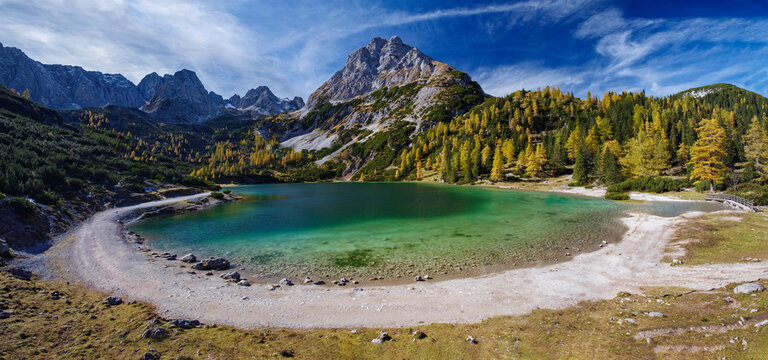Alpiner Bergblick im morgendlichen Licht an einem sonnigen Tag im Herbst am Seebensee in Tirol, &Ouml;sterreich mit Blick auf die Sonnenspitze und dem Drachenkopf