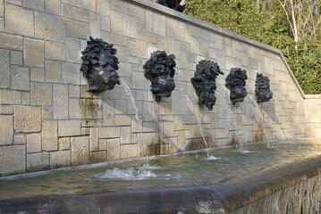 Fontaine à mascarons de bronze au parc de Sceaux. France