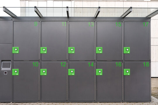 Moderne abschließbare und sichere Fahrradboxen mit elektronischem Terminal und Nummerierung draußen, selektiver Fokus, Copy Space 