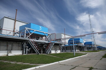 Obraz premium Gas transportation system. Booster pumping station for gas. Gas filling station and gas tanks. Transportation of gas around the world. Oil and gas sector. Gas turbines.