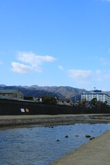 日本の街中を流れる川の風景　兵庫県芦屋市芦屋川の松並木