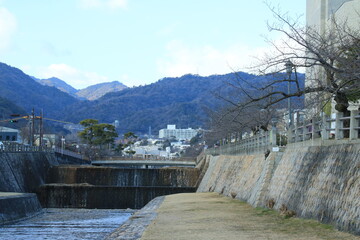 日本の街中を流れる川の風景　兵庫県芦屋市芦屋川