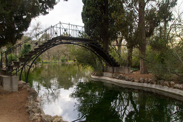 Fototapeta na wymiar Puente o Bridge en el parque El Capricho, barrio Alameda de Osuna, ciudad de Madrid, pais de España o Spain