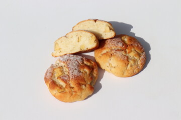 Apfelballen mit Zimtzucker. Apfelkuchen-Ballen.