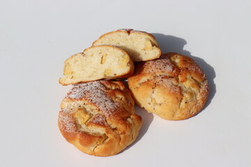 Apfelballen mit Zimtzucker. Apfelkuchen-Ballen.