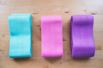 cintas de hacer ejercicio, elásticos para hacer deporte de diferentes colores sobre una mesa de...