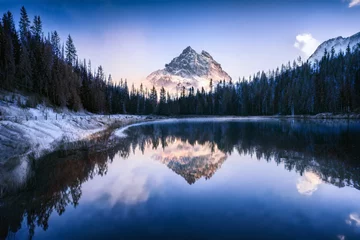 Abwaschbare Fototapete Nachtblau Schöne Winterlandschaftslandschaft und schneebereifter Berghintergrund in den Dolomitbergen während der Winterzeitnatur Italiens.