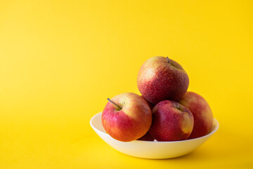 Fototapeta na wymiar apples in a plate on the background