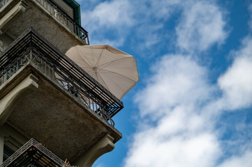 Sonnenschirm auf dem Balkon