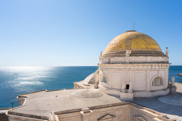 Kathedrale von Cadiz, Spanien mit freiem Blick auf das Meer © ThomBal