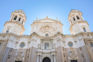 Fassade der imposanten Kathedrale von Cadiz, Spanien