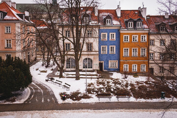 Widok z Barbakanu w Warszawy na okoliczne kamienice, architektura zabytkowa pełna kolorów